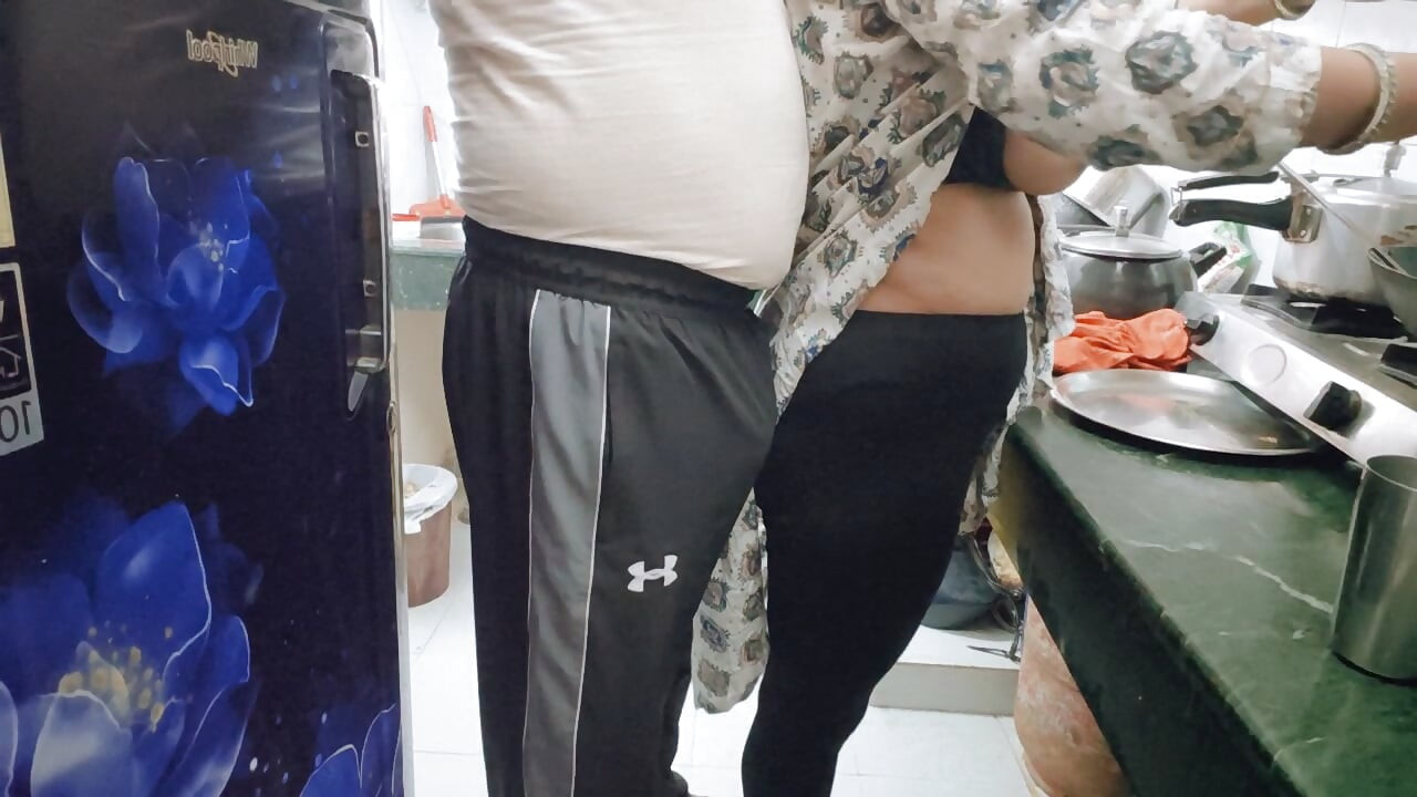 Bhabhi ke shath rasoi me romance