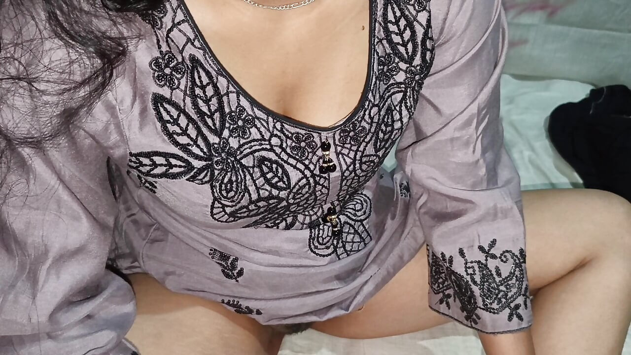 Indische desi, 18 jahre alt, süße sexy stiefschwester, zum ersten mal mit ihrem stiefbruder fickt.