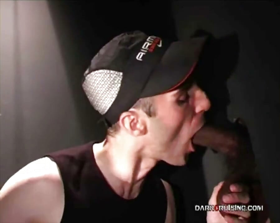 DarkCruising.com – 3 obří interracial ptáky ve gloryhole