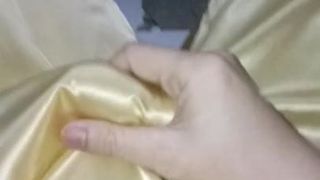 Éjaculation avec un pantalon en or brillant
