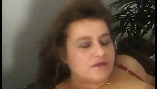Olgun bayan dans etmeyi ve kıyafetlerini çıkarmayı seviyor
