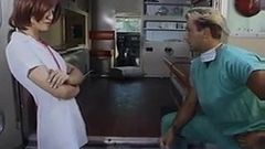 Doctor folla travesti enfermera