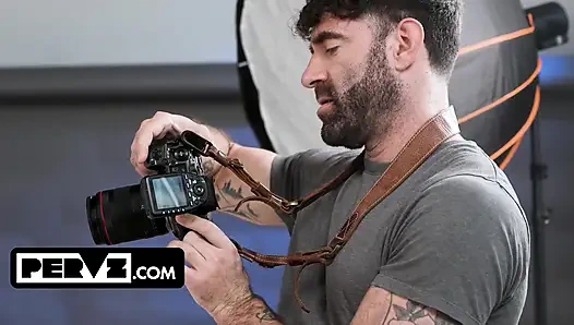 Sesi pemotretan pertama dez hansen yang gugup berubah jadi mesum di belakang pacarnya