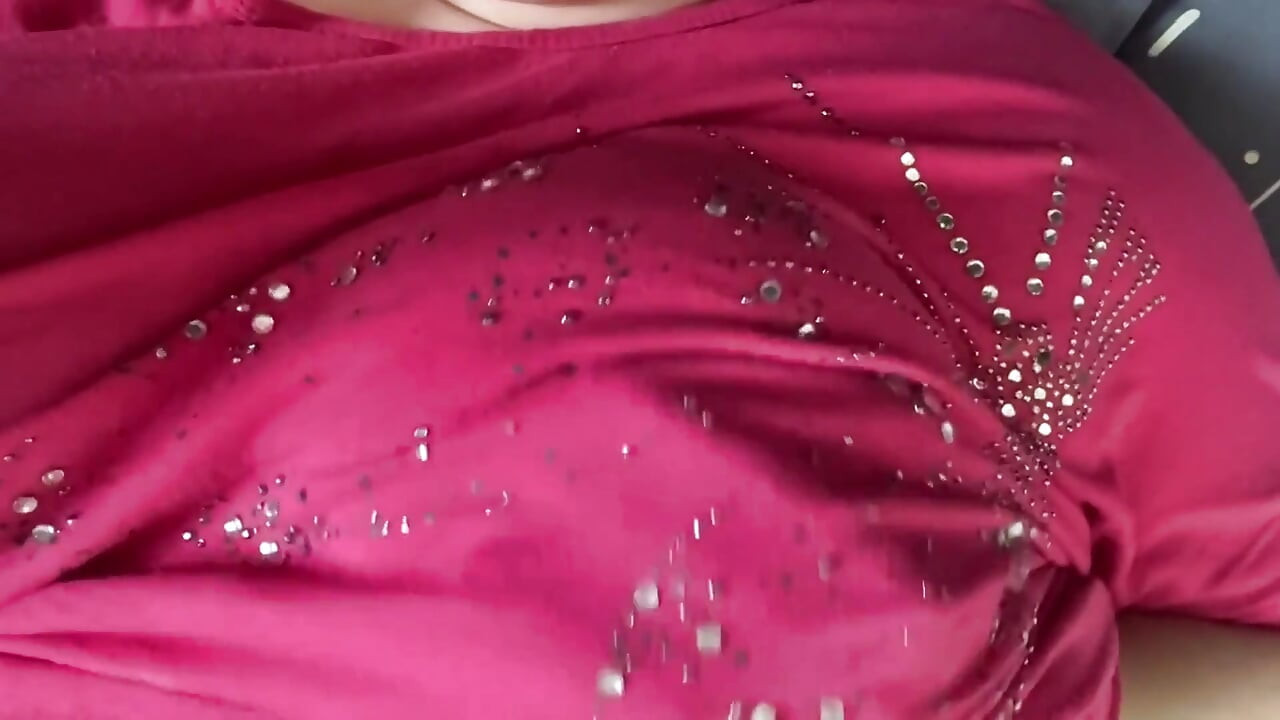 Ssbbw speelt hard met de tepels van mijn borsten