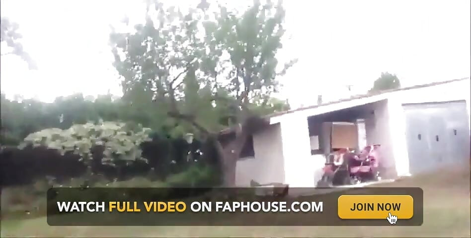 Твоя сексуальна дівчина-сеча робить це скрізь! Навіть у машині