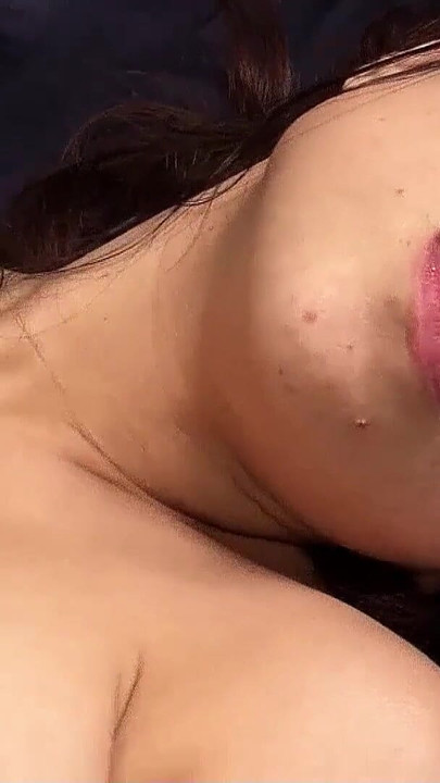 Památný okamžik z "Japonská zralá máma dostane dvojitý creampie od dvou mladých chlapů v MMF 3Some"