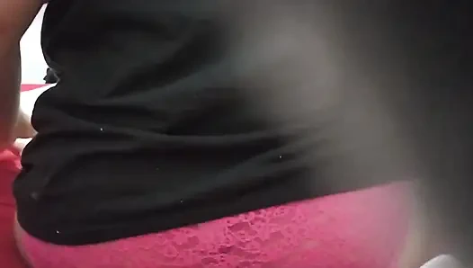 Ich habe die Handyaufnahme auf dem zimmer meiner frau verlassen und er trug seine unterwäsche