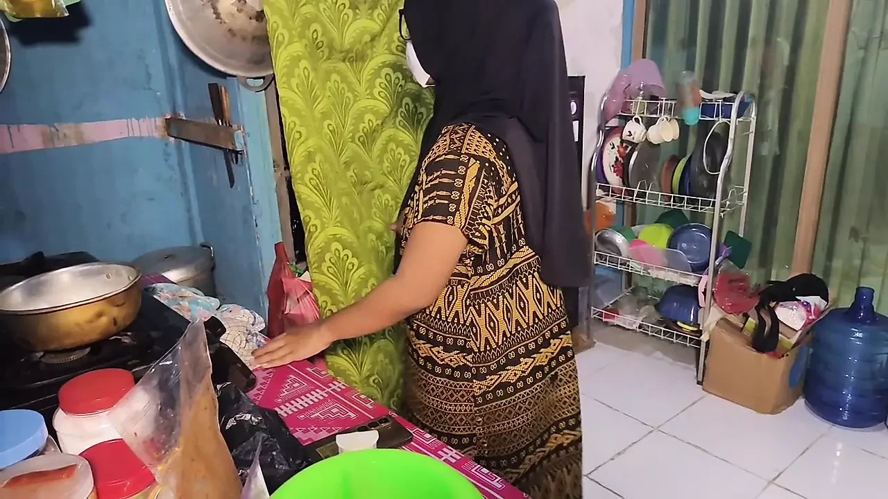 Schoonzus Koken tijdens het masturberen