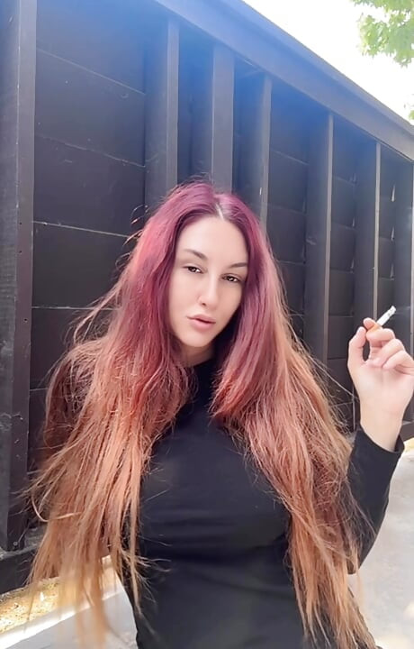 Italiana tetona milf Artemisia ama el fetiche de pelo largo al aire libre