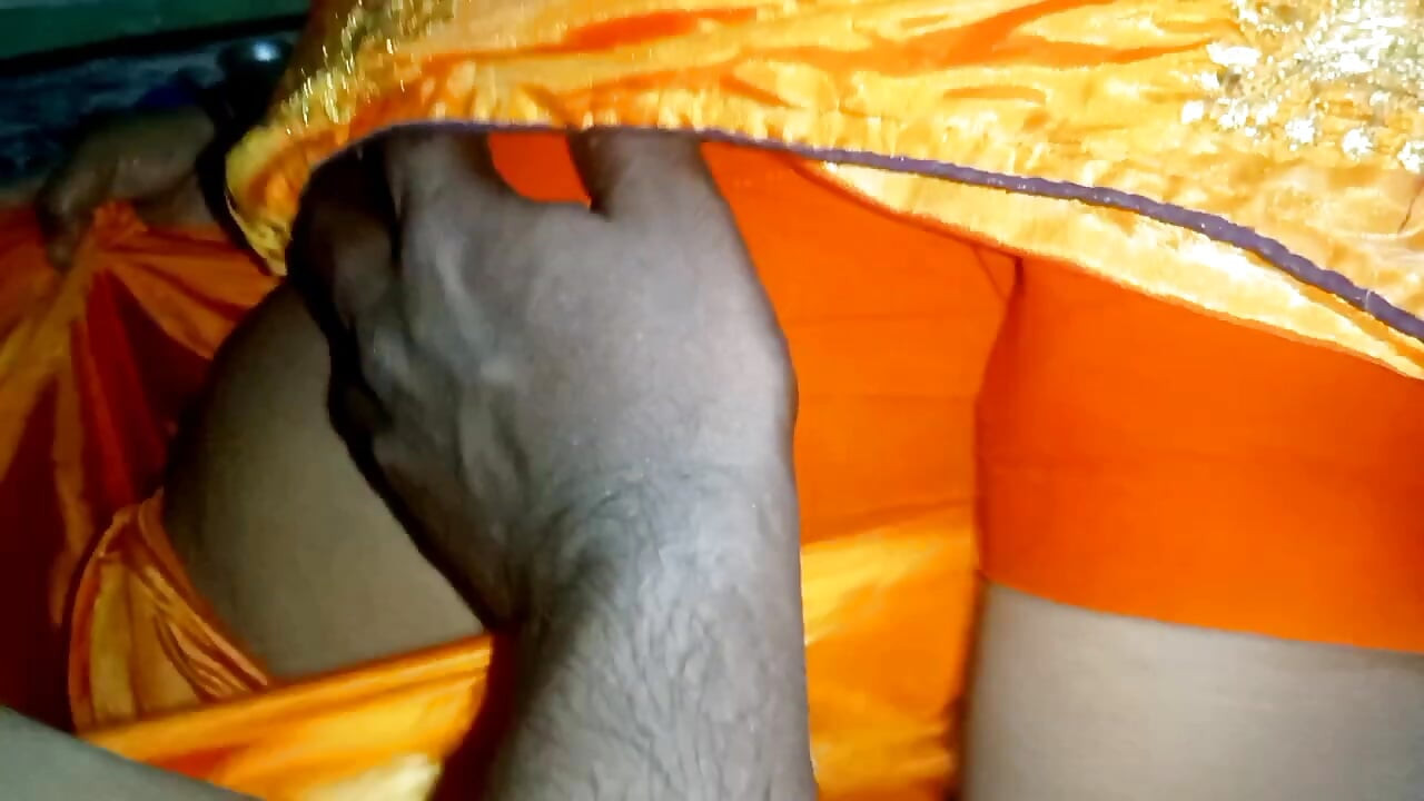 Ινδή θεία Mallu Saree αλλάζει απολαμβάνοντας με νεαρό άνδρα
