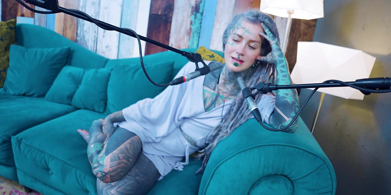 Hablo sobre R - Relief - ASMR podcast SFW hablando gótica flaca chica dreadlocks tatuada modelo chica tatuada