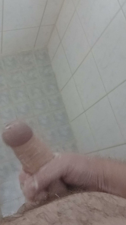 Xander se masturbira svojim velikim kurcem u tuš kabini!