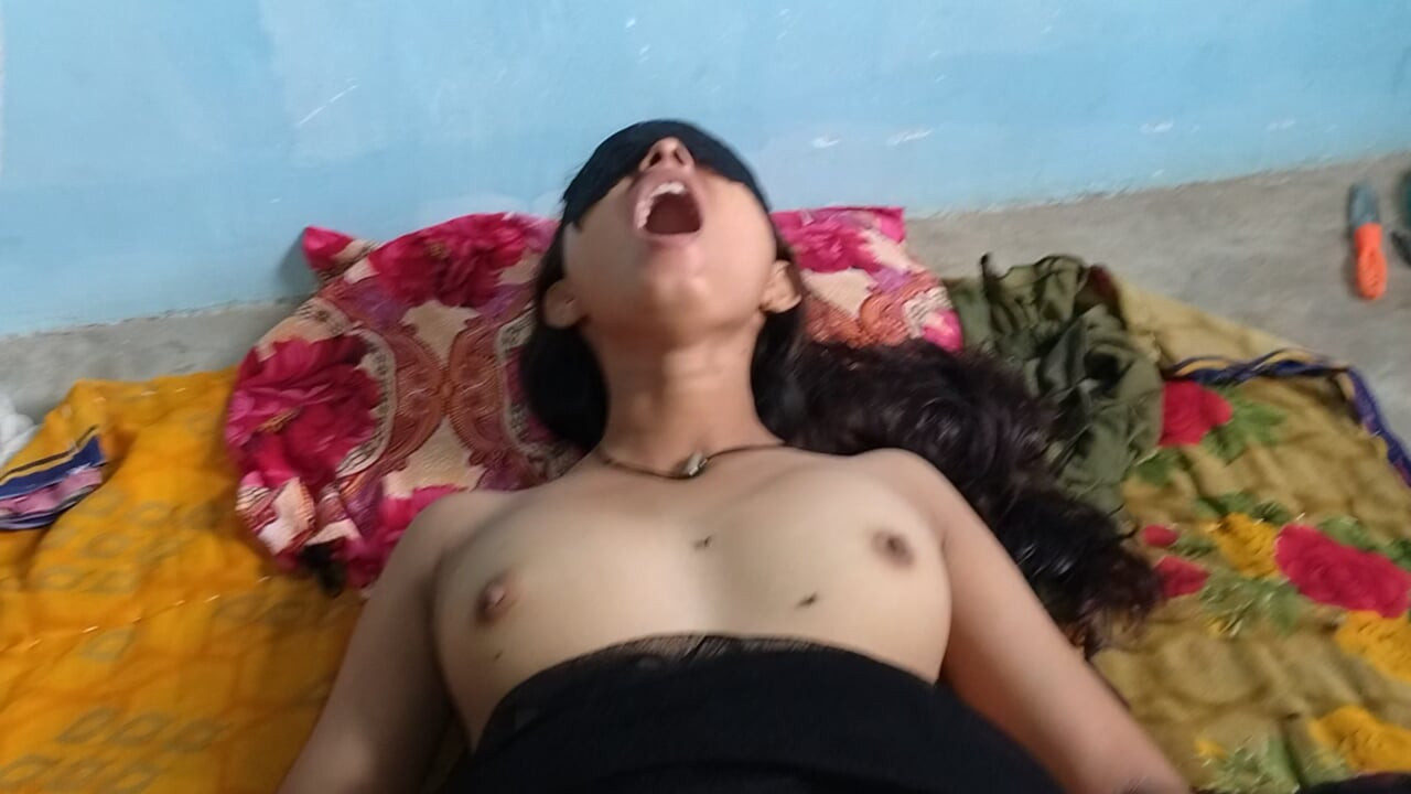 Sister's friend sucked the juice in the cock and fucked the claim