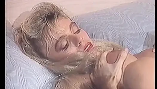 Sarışın azgın hatun en sevdiği arkadaşıyla bir yarağı paylaşıyor