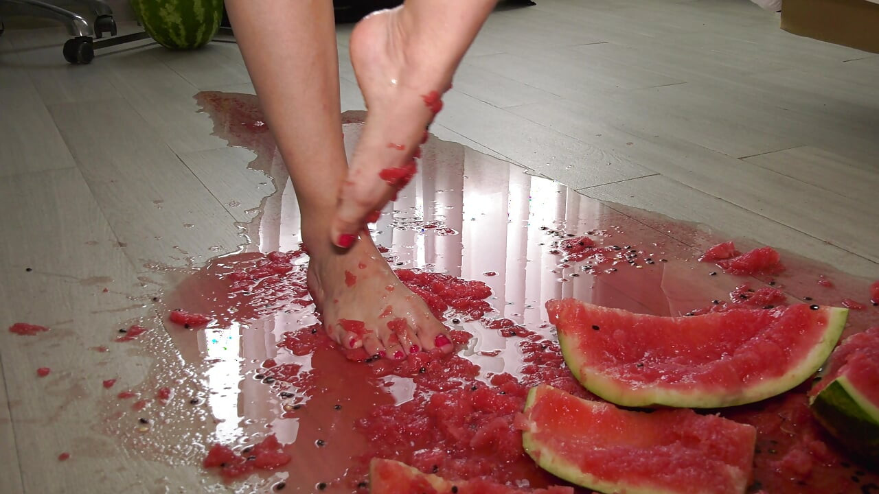 बड़े स्तनों वाली चोदने लायक मम्मी अपने पैर प्रस्तुत करती है और तरबूज के साथ खेलती है
