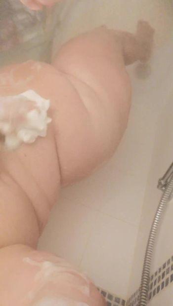 Eigengemaakte bbw onder de douche die haar grote tieten en tepels inzeept.