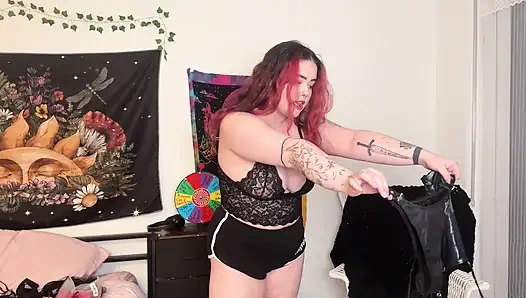 Ich probiere alle meine dessous an - striptease, probiere es an, nackt