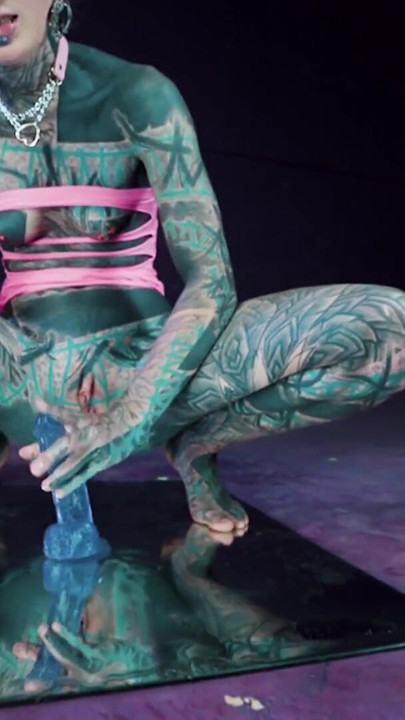 紋身女孩用玩具對著鏡子自慰 肛門遊戲 | 短片 1