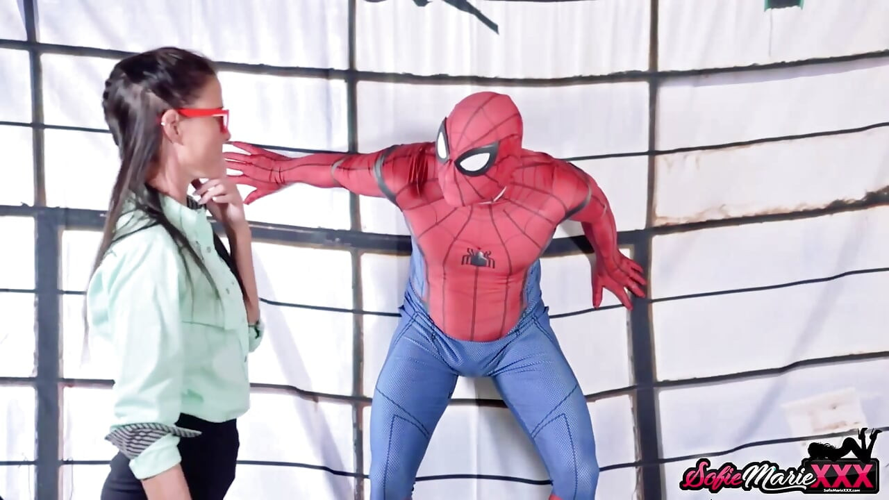 Puma zavodnica Sofie Marie puši ogromni kurac Spider Manu