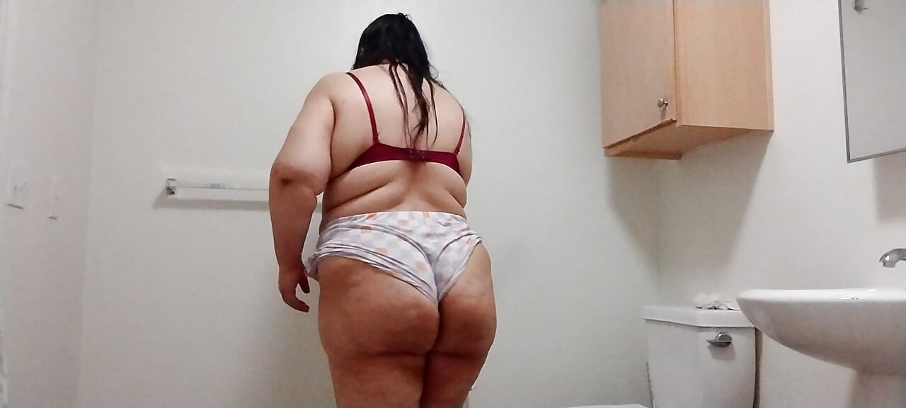 Mira a Bridivine sacudir ese culo mientras limpia