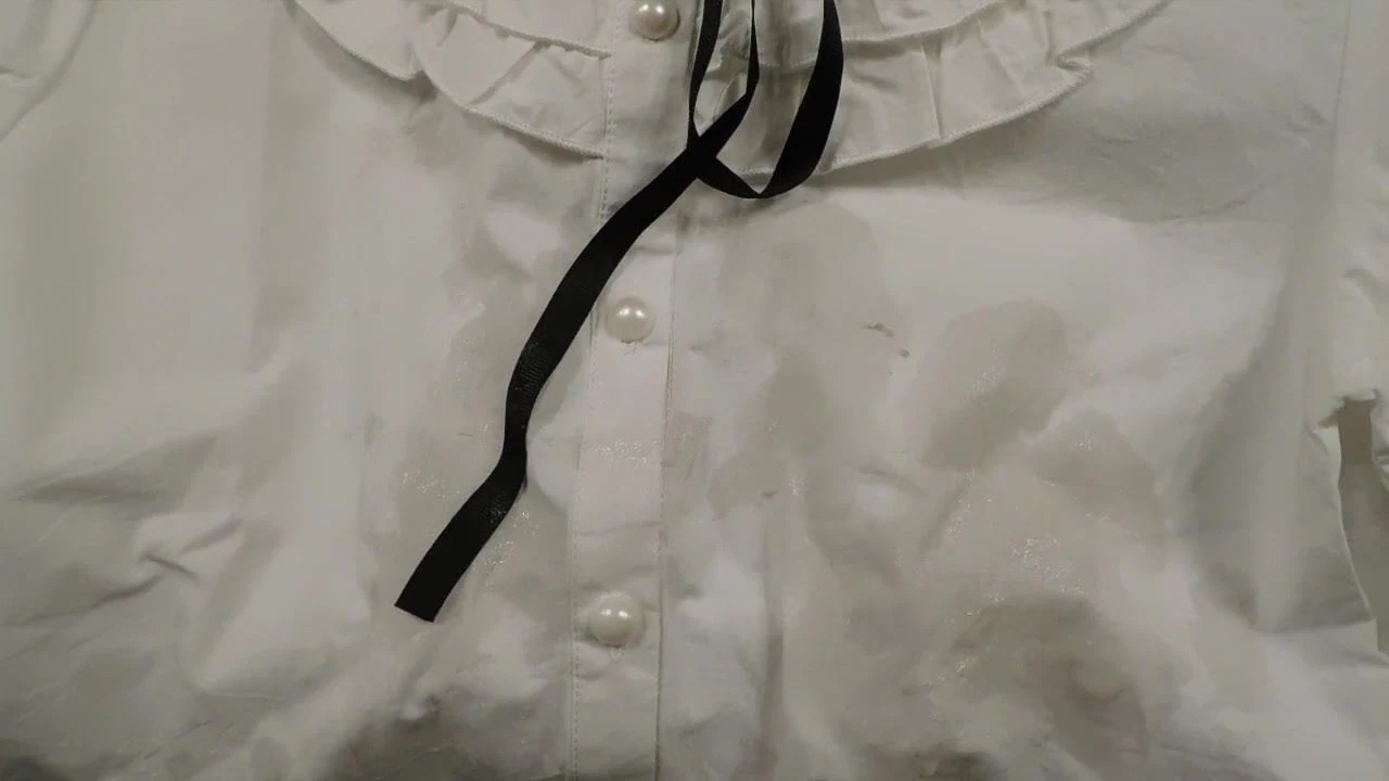 Bonita blusa branca usada como pano de porra