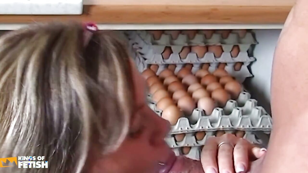 経験豊富な男に膣奥を突かれながら料理をするドイツ人美女