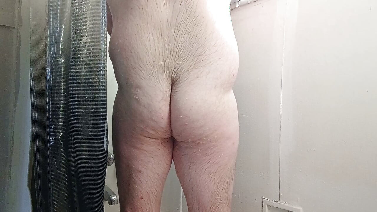 Cum take a shower with a chubby daddy