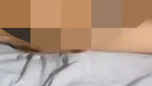 zeigt ihre großen natürlichen brüste in einem videoanruf