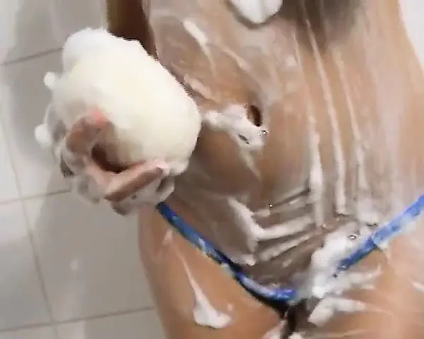 Lisa Nuta in the Shower