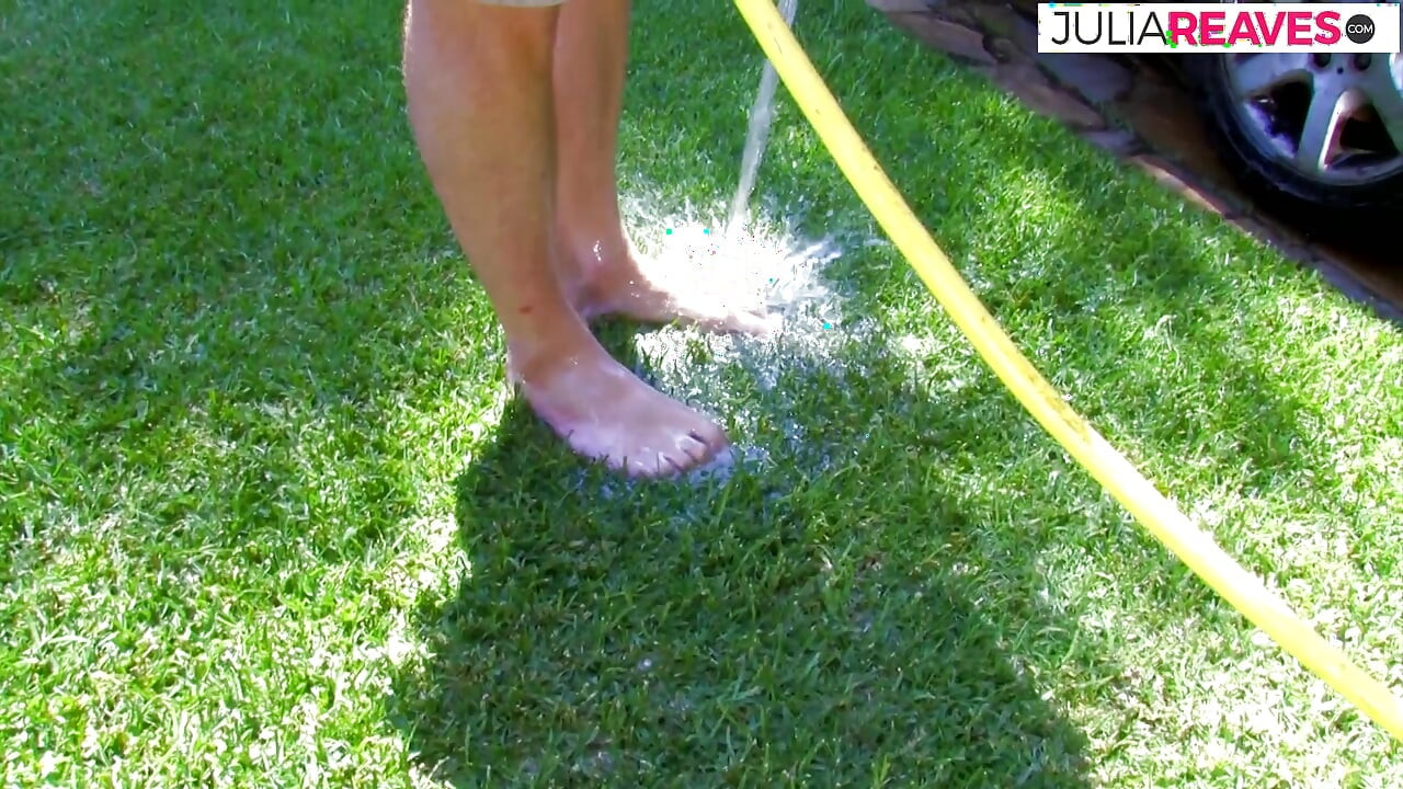 Ragazza calda viene sditalinata e poi scopata duramente da un cazzo enorme