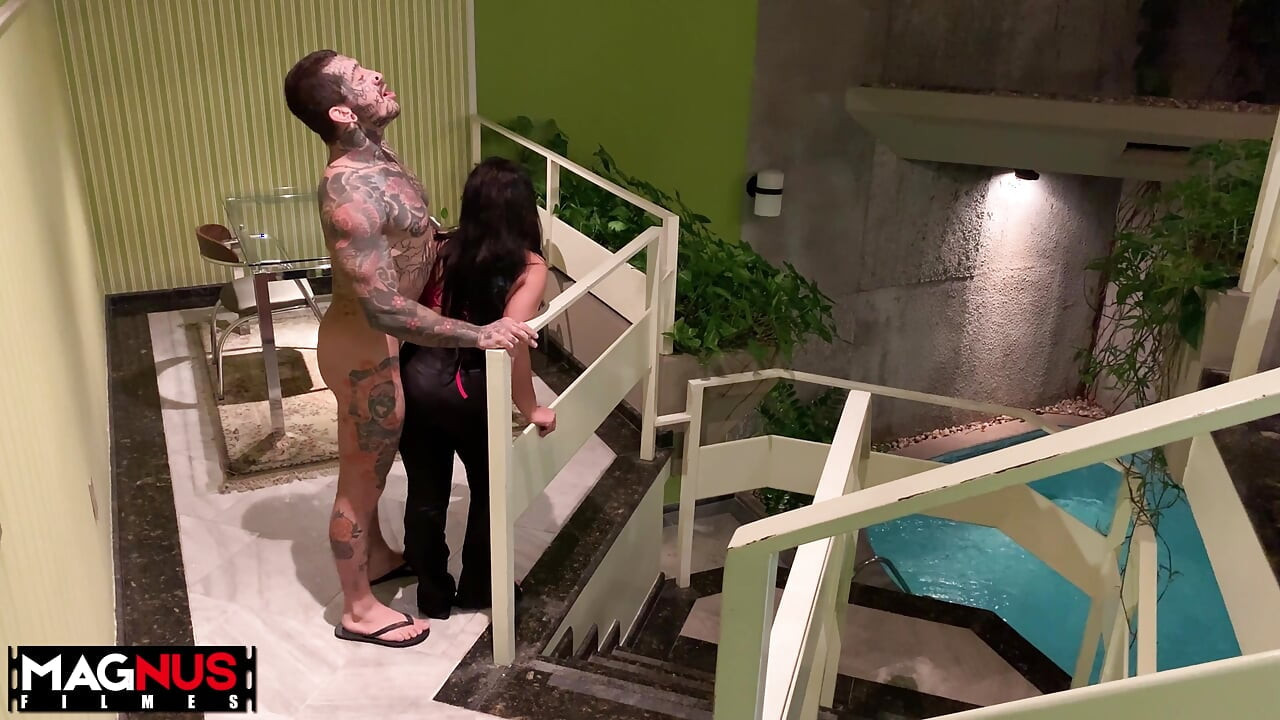 Kratka devojka sa velikim dupetom ima seks sa tetoviranim momkom.