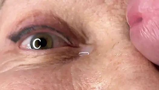 Tante ngentot kontol sampai crot di mata - close up