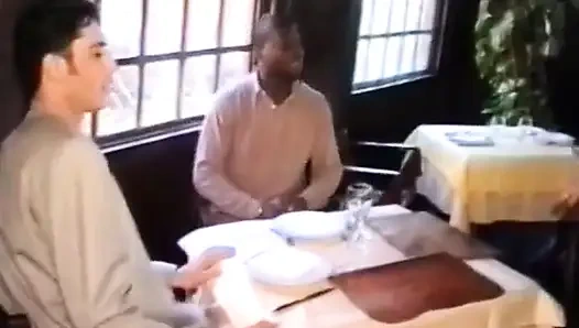 Повара вырезают ее клиенты на кухне.