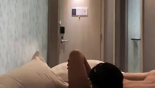 Otelde balayında bir çift