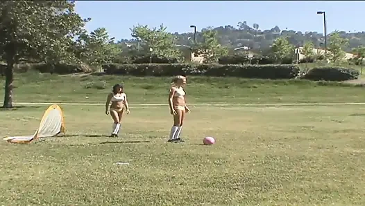 Сногсшибательная крошка Rachel Starr присоединяется к горячей лесбийской оргии