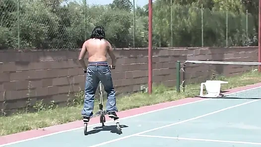 Vollbusiges ebenholz-mädchen erfreut großen schwanz im freien