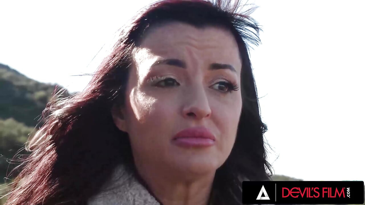 DEVILS FILM - Η περίεργη λεσβία Milf Charlie Valentine τρώει σκληρό πρωκτικό χύσιμο από άγνωστο