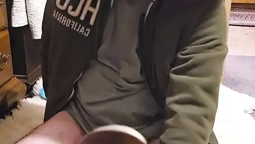 En sevdiğim kürklü kapüşonlu kız kürküme hizmet ediliyor. Makine