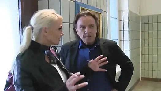Heißes blondes mädchen mit großen brüsten wird von einem fremden gefickt