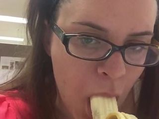 Puta gorda hace garganta profunda a un plátano