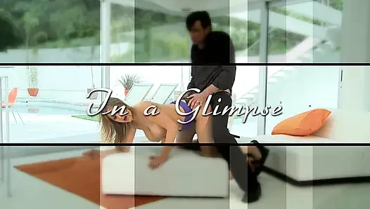 Девушке-блондинке сквиртуют вагину у бассейна