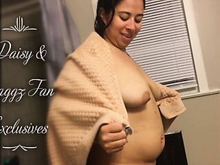 Chica embarazada caliente recibe una preñada