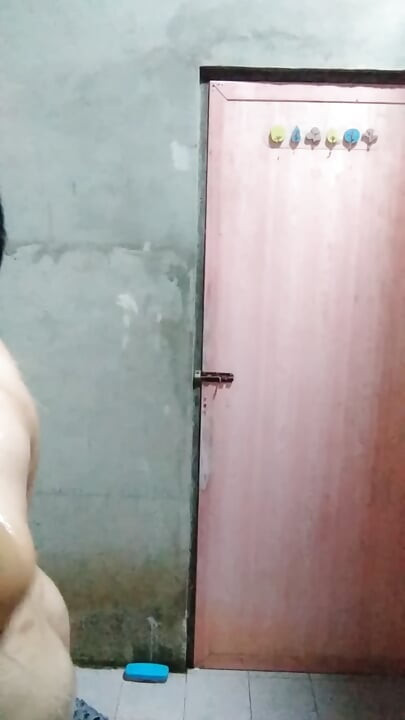 วัยรุ่นเอเชียอาบน้ําตอนกลางคืนแต่มันทําให้เธอเงี่ยนมากขึ้น