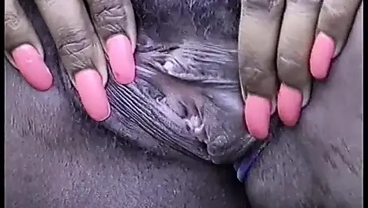 Ateşli zenci bebek soyunuyor ve sonra büyük siyah yarağı emiyor