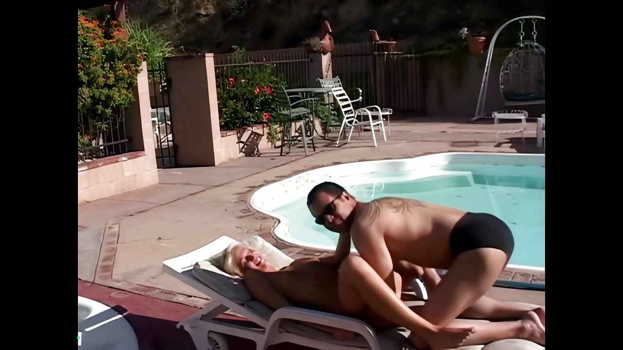 Δύο μεγάλες πούτσες για το γλυκό μουνί μιας εκπληκτικής Ashley Moore