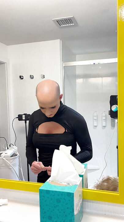 Manlig till blond skönhet kvinnlig makeover transformation