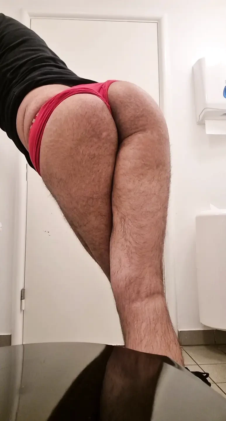 Segure-me com força e, em seguida, lamber minha bunda antes que seu pau vai aparecer e quer foder minha bunda