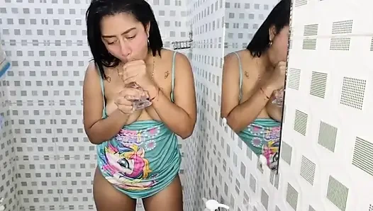 Pelacur diam-diam disetubuhi, di kamar mandi saudara tirinya