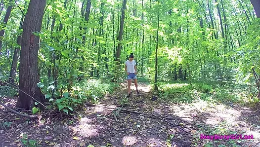Тинка сосет член в лесу, а затем мастурбирует рядом с деревом