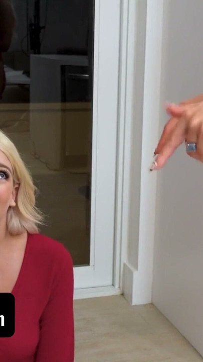 İri göğüslü üvey anne ve güzel üvey kızı yaramaz Noel Baba tarafından sikiliyor - teamskeet | Klip 3